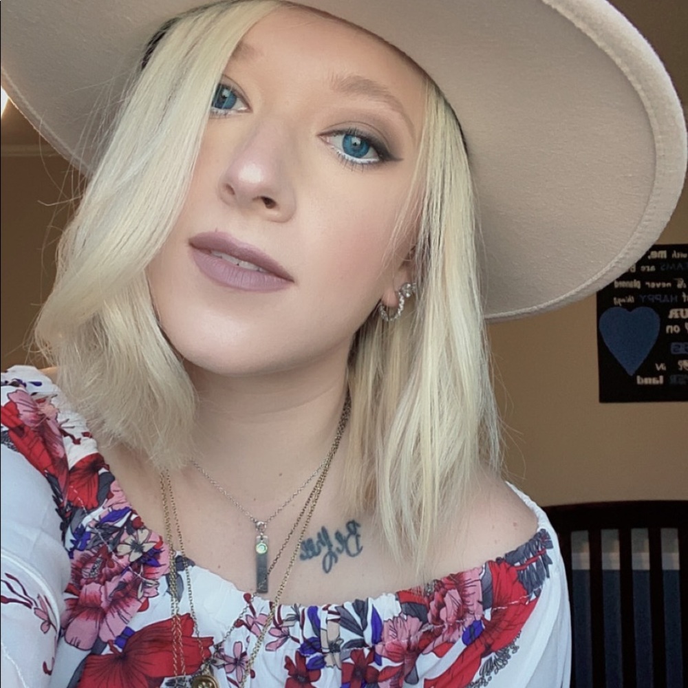 Meet your Posher, Brooke